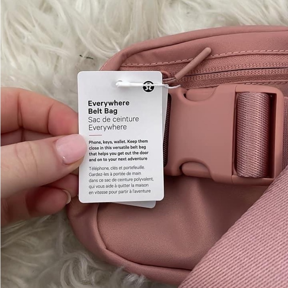 Lululemon NWT belt bag - Picture 2 of 3